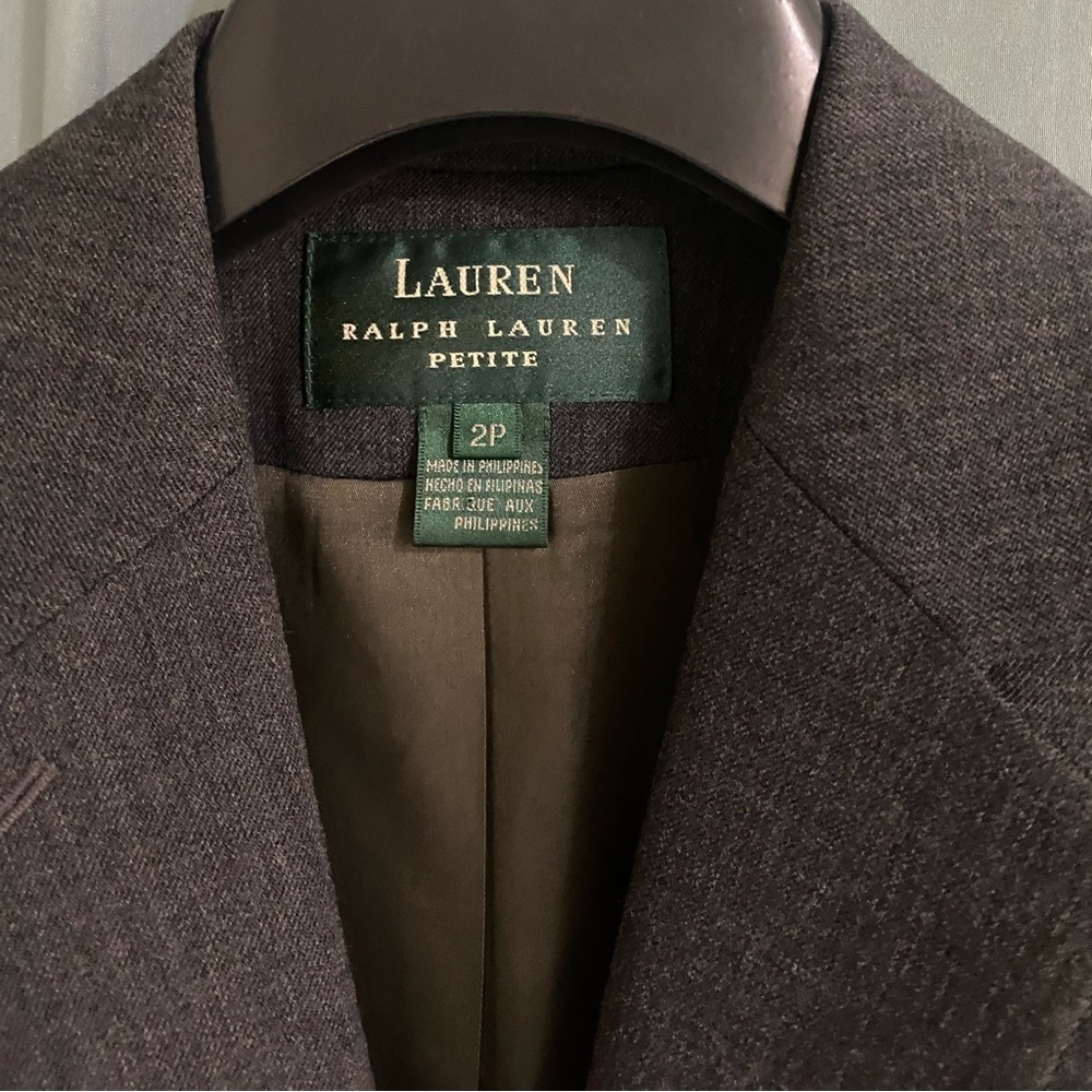 Lauren Ralph Lauren gray 2 button blazer women’s size 2 Petite.